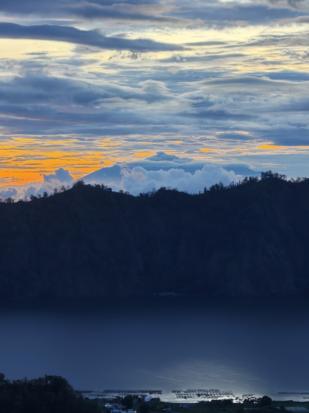 1/67 s, f/2.1, ISO 400, 147 mm