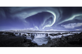 fot. Larryn Rae, "Goaffos Flow", 3. miejsce w kategorii Aurorae<br></br><br></br>Obraz przedstawia zimową zorzę polarną przy jednym z najbardziej rozpoznawalnych wodospadów na Islandii - wodospadzie bogów, potężnym Goðafoss