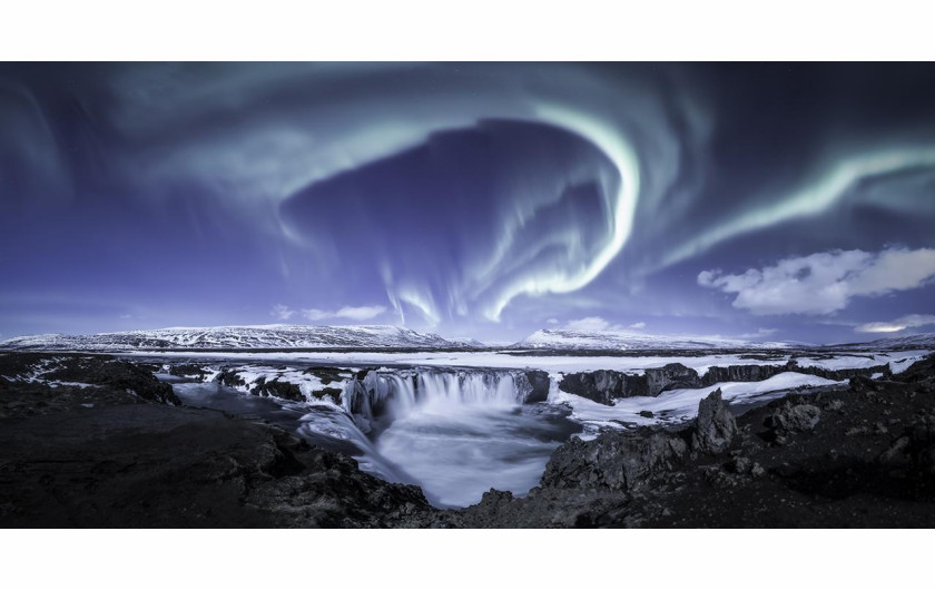 fot. Larryn Rae, Goaffos Flow, 3. miejsce w kategorii AuroraeObraz przedstawia zimową zorzę polarną przy jednym z najbardziej rozpoznawalnych wodospadów na Islandii - wodospadzie bogów, potężnym Goðafoss