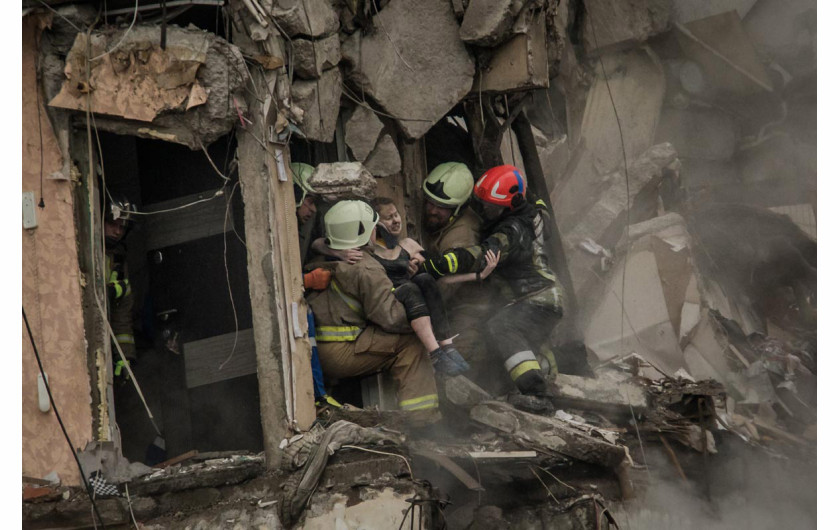 fot. Wojciech Grzędziński, 1. miejsce w kat. Single / Current Events Ukraińscy ratownicy uwolnili spod gruzów mieszkania na ósmym piętrze skrajnie wyczerpaną i
wychłodzoną kobietę.