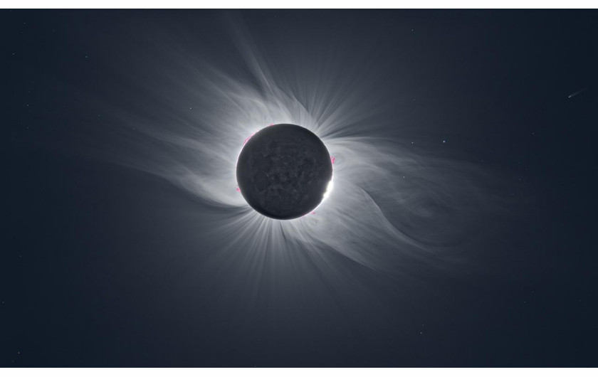 fot. Vincent Couchama, The Sun Sharing its Crow with a Comet, 2. miejsce w kat. Our SunTa kompozycja pokazuje pełen zakres wydarzeń, jakie może zaoferować całkowite zaćmienie Słońca: światło popielate, protuberancje, koraliki Baily'ego, chromosferę i koronę.