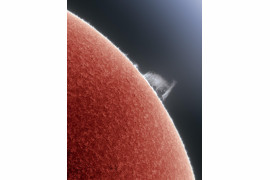 fot. Alan Friedman, "Curtain of Hydrogen", 3. miejsce w kat. Our Sun<br></br><br></br>Ta piękna, duża protuberancja ozdabiała Słońce przez kilka dni i została zarejestrowana w dobrych warunkach obserwacyjnych