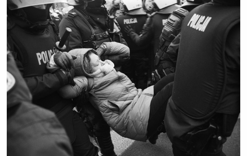 fot. Adam Kurlanc, Zespół Szkół Fototechnicznych w Warszawie, 1. nagroda w kategorii pojedynczej Young Poland. Demonstrantka wynoszona przez oddziały policji z ronda De Gaulle'a.