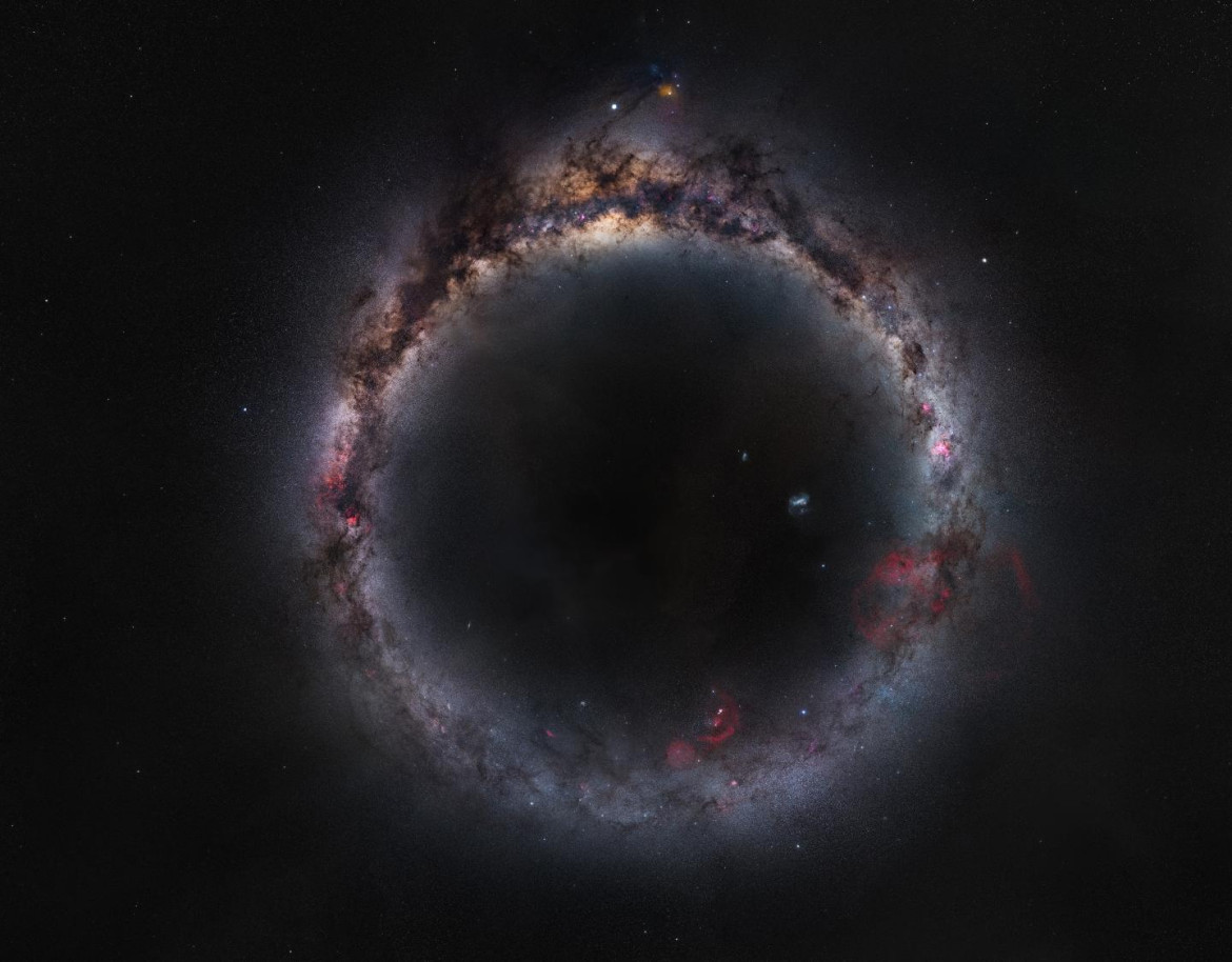 fot. Zhong Wu, "The Milky Ring", 1. miejsce w kat. Galaxies<br></br><br></br>Ambitna kompozycja sferyczna, której ukończenie zajęło dwa lata. Do zebrania danych zdjęciowych wykorzystano stanowiska z półkuli północnej w Chinach i stanowiska z półkuli południowej w Nowej Zelandii.