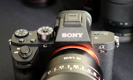korpus A7R II tylko szczególami różni się od A7II