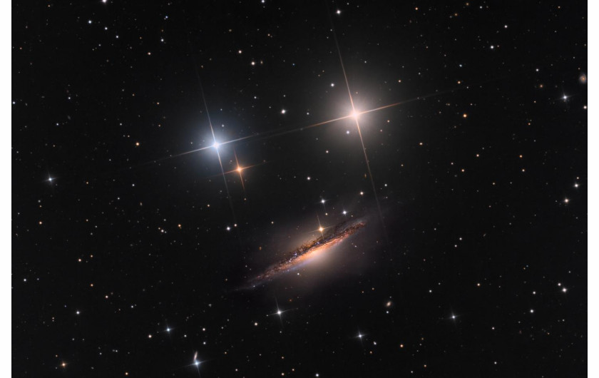fot. Nicolas Rolland, Martin Pugh, A Smiley in Space, 3. miejsce w kat. Galaxies- NGC 1055 to galaktyka spiralna z wyraźnym zgrubieniem jądrowym, przecinanym przez ciemne pasmo gazu i pyłu – mówią zwycięzcy. - Kolorowe gwiazdy wokół NGC 1055 są na pierwszym planie, wewnątrz Drogi Mlecznej. Wyglądają jak oczy kosmicznej buźki.