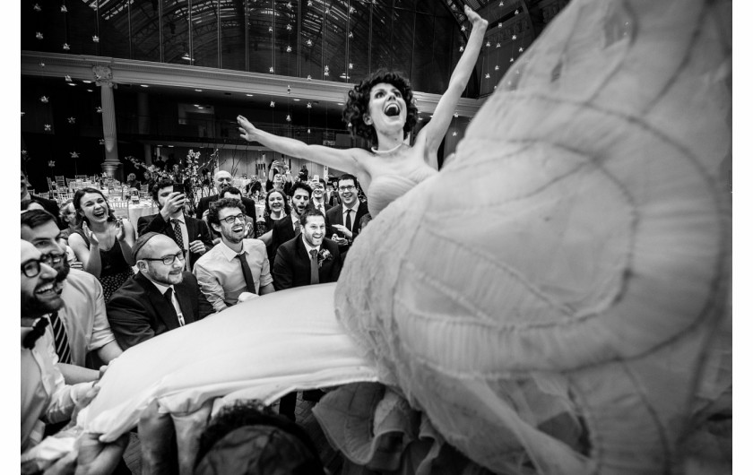 fot. Soven Amatya, The Flying Bride, 1. miejsce w kat. Wedding / Siena Creative Photo Awards 2021