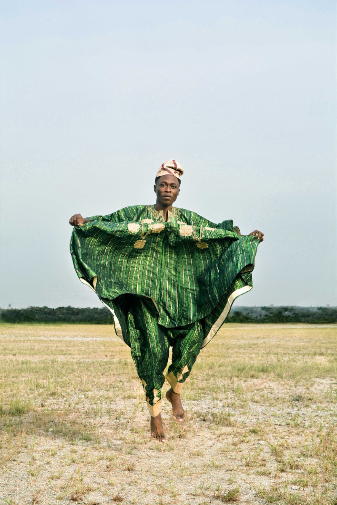 fot. Adeolu Osibodu, z cyklu "Losing Amos", główna nagroda w kategorii The Portraitist.
Gdy w 2014 roku umarł dziadek fotografa, Osibodu zrozumiał jak ulotny jego obraz posiadał w swoje świadomości. Postanowił wykonać serię autoportretów w tradycyjnych strojach, które należały do jego dziadka.