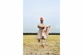 fot. Adeolu Osibodu, z cyklu "Losing Amos", główna nagroda w kategorii The Portraitist.

Gdy w 2014 roku umarł dziadek fotografa, Osibodu zrozumiał jak ulotny jego obraz posiadał w swoje świadomości. Postanowił wykonać serię autoportretów w tradycyjnych strojach, które należały do jego dziadka.
