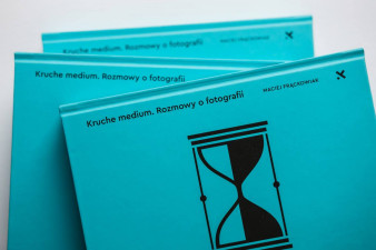 „Kruche medium“ Macieja Frąckowiaka to różne spojrzenia na fotografię