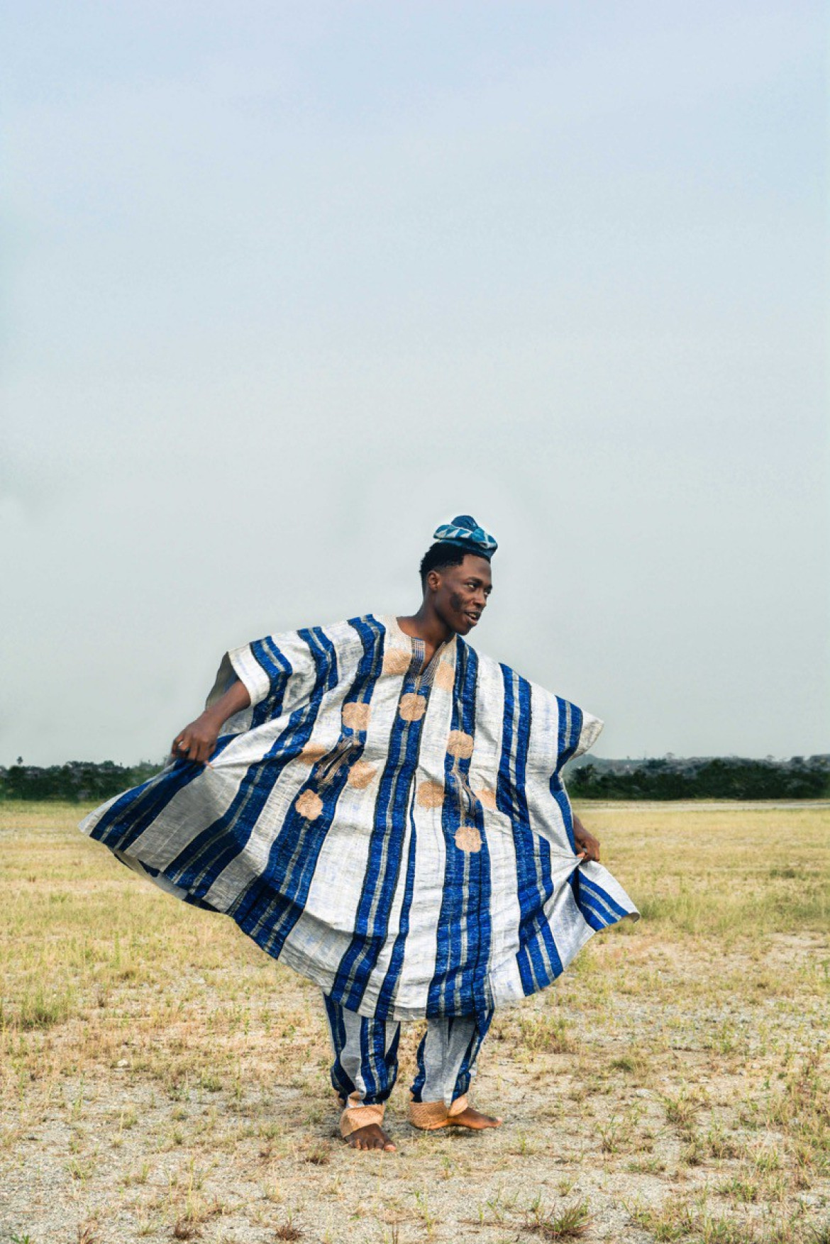 fot. Adeolu Osibodu, z cyklu "Losing Amos", główna nagroda w kategorii The Portraitist.

Gdy w 2014 roku umarł dziadek fotografa, Osibodu zrozumiał jak ulotny jego obraz posiadał w swoje świadomości. Postanowił wykonać serię autoportretów w tradycyjnych strojach, które należały do jego dziadka.