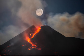 fot. Dario Giannobile, "Moon over Mount Etna South East Crater", 2. miejsce w kat. Skyscapes<br></br><br></br>