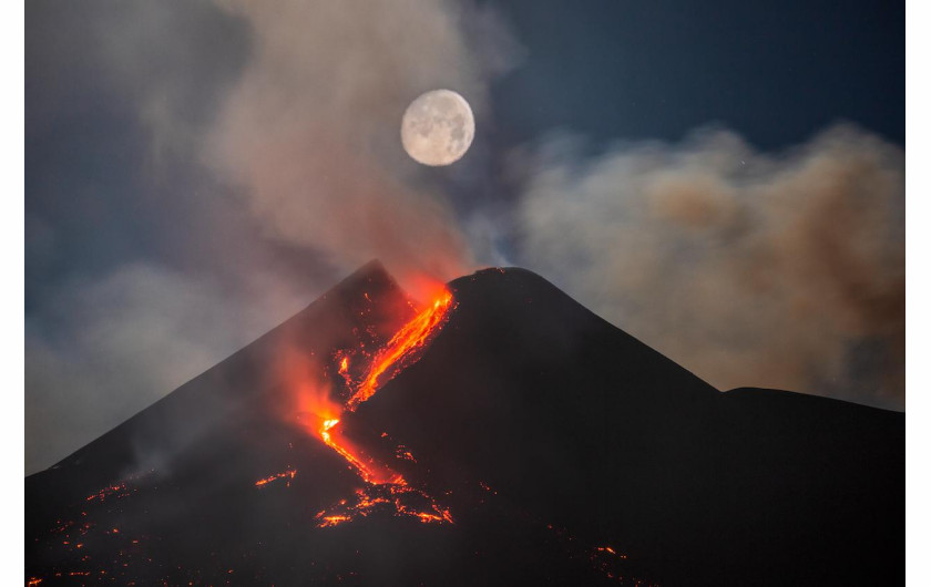 fot. Dario Giannobile, Moon over Mount Etna South East Crater, 2. miejsce w kat. Skyscapes
