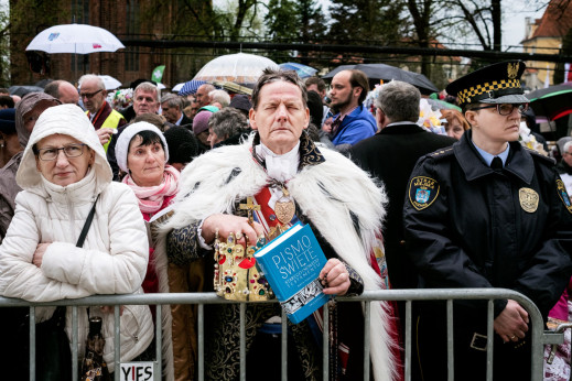 Czy dziś coś jeszcze łączy Polaków? Dowiedz się na wystawie Adriana Wykroty w galerii PIX.HOUSE
