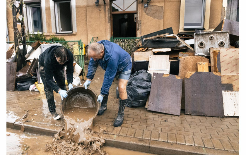 Fot. Filip Naumienko, Fotografie wykonane między 15 a 19 września 2024 roku. Autor skupił się na fotografowaniu mieszkańców miejsc najbardziej dotkniętych przez błyskawiczną powódź, by pokazać dramat tej katastrofy oraz to, jak ludzie walczą z nią i naprawiają jej skutki.1 nagroda w kat. Current Events - Stories / Grand Press Photo 2025