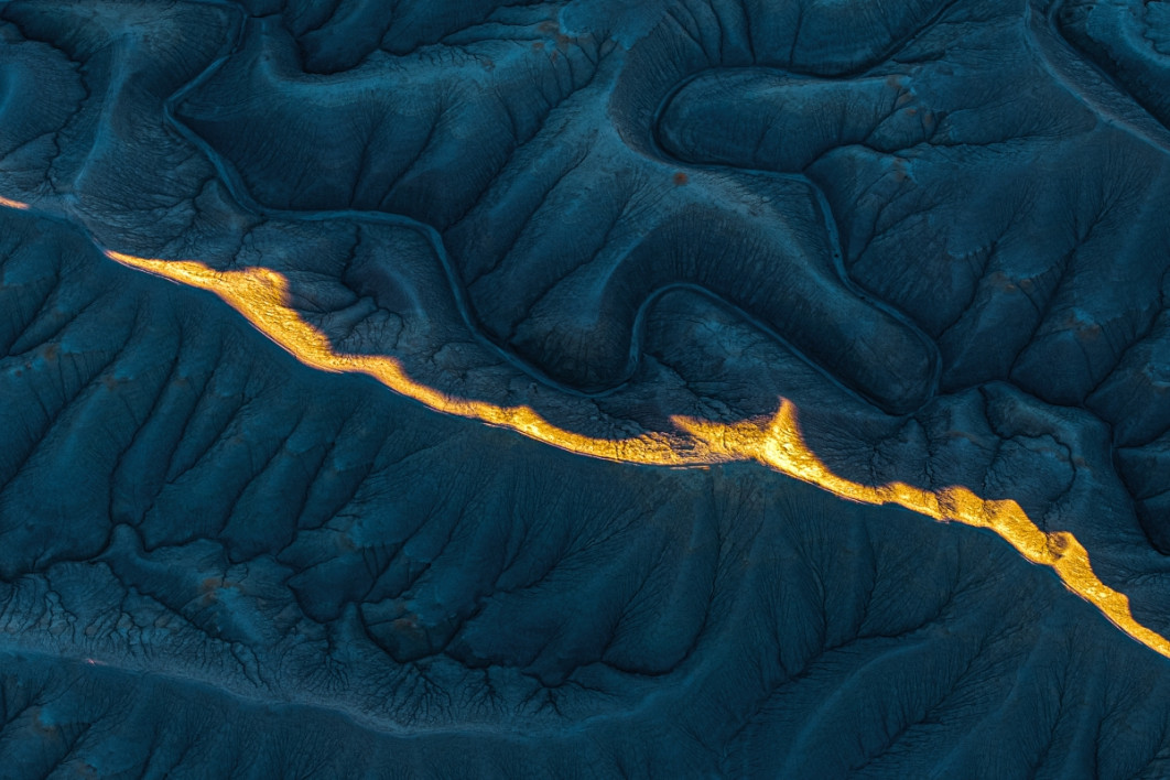 Fot. Marek Biegalski, z serii "Whisper of Light", 2. miejsce w profesjonalnej kategorii Landscape / Fine Art Photography Awards 2026</br></br>Zapierające dech krajobrazy Utah - strzeliste formacje skalne, rozległe pustynie i spokojne kaniony - tworzą wyjątkowe płótno dla artystycznych działań natury. Kluczową rolę odgrywa tu światło, które odmienia te dramatyczne tereny, odsłaniając całe spektrum kontrastów: od miękkich, bladych tonów o świcie po mocne, nasycone barwy o zachodzie słońca. Nie tylko oświetla krajobraz, ale wręcz tchnie w niego życie, budując nastrój i podkreślając faktury w sposób, który porusza.