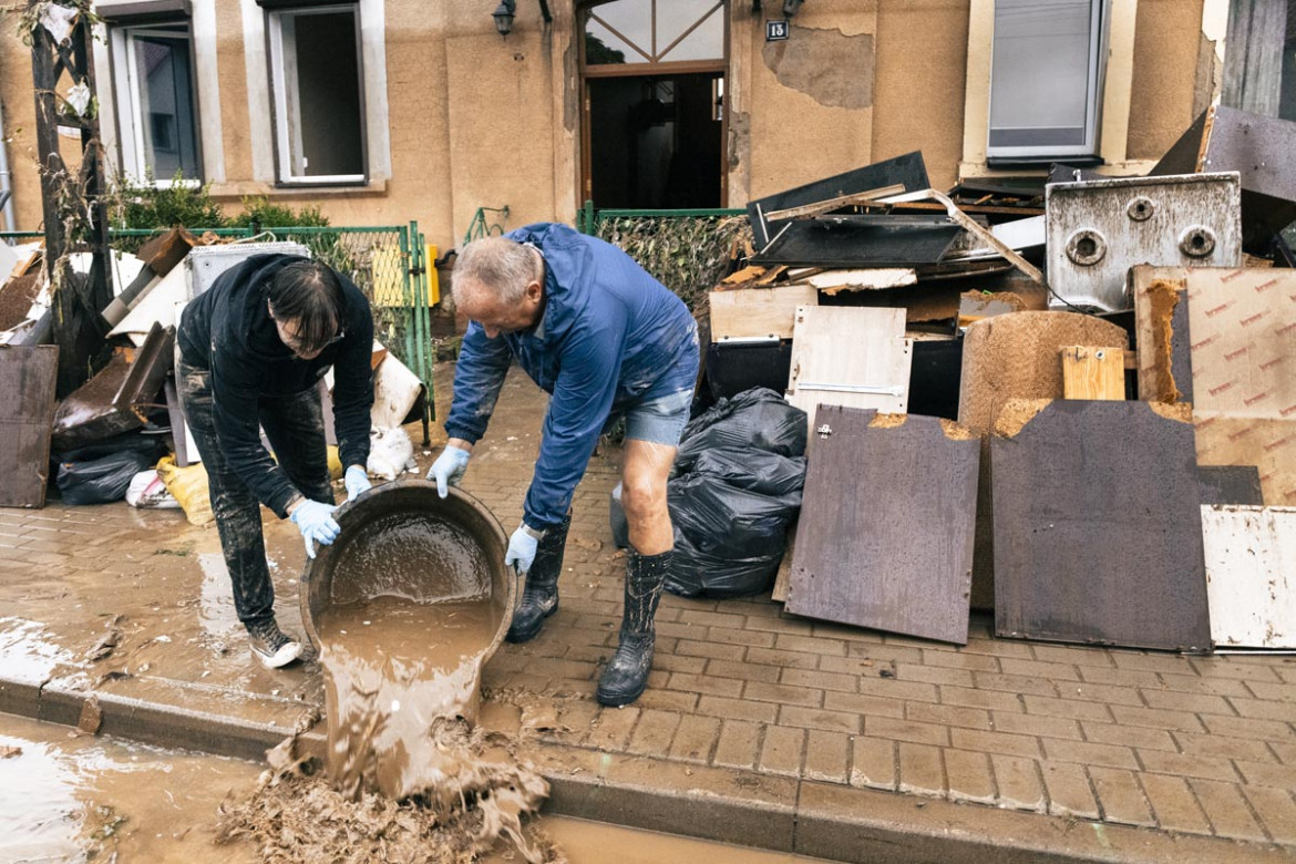 Fot. Filip Naumienko, Fotografie wykonane między 15 a 19 września 2024 roku. Autor skupił się na fotografowaniu mieszkańców miejsc najbardziej dotkniętych przez błyskawiczną powódź, by pokazać dramat tej katastrofy oraz to, jak ludzie walczą z nią i naprawiają jej skutki.<br><br>1 nagroda w kat. Current Events - Stories / Grand Press Photo 2025