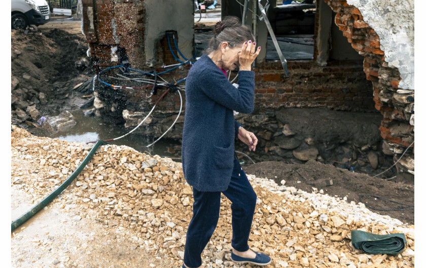 Fot. Filip Naumienko, Fotografie wykonane między 15 a 19 września 2024 roku. Autor skupił się na fotografowaniu mieszkańców miejsc najbardziej dotkniętych przez błyskawiczną powódź, by pokazać dramat tej katastrofy oraz to, jak ludzie walczą z nią i naprawiają jej skutki.1 nagroda w kat. Current Events - Stories / Grand Press Photo 2025
