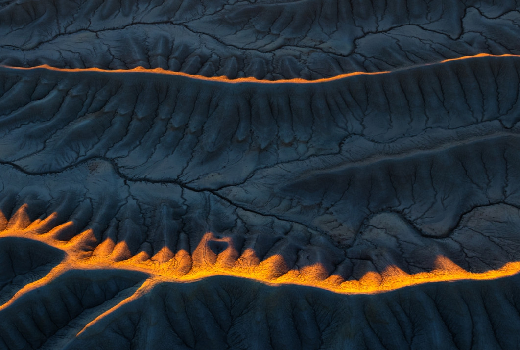 Fot. Marek Biegalski, z serii "Whisper of Light", 2. miejsce w profesjonalnej kategorii Landscape / Fine Art Photography Awards 2026</br></br>Zapierające dech krajobrazy Utah - strzeliste formacje skalne, rozległe pustynie i spokojne kaniony - tworzą wyjątkowe płótno dla artystycznych działań natury. Kluczową rolę odgrywa tu światło, które odmienia te dramatyczne tereny, odsłaniając całe spektrum kontrastów: od miękkich, bladych tonów o świcie po mocne, nasycone barwy o zachodzie słońca. Nie tylko oświetla krajobraz, ale wręcz tchnie w niego życie, budując nastrój i podkreślając faktury w sposób, który porusza.