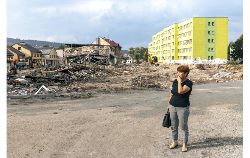 Fot. Filip Naumienko, Fotografie wykonane między 15 a 19 września 2024 roku. Autor skupił się na fotografowaniu mieszkańców miejsc najbardziej dotkniętych przez błyskawiczną powódź, by pokazać dramat tej katastrofy oraz to, jak ludzie walczą z nią i naprawiają jej skutki.1 nagroda w kat. Current Events - Stories / Grand Press Photo 2025