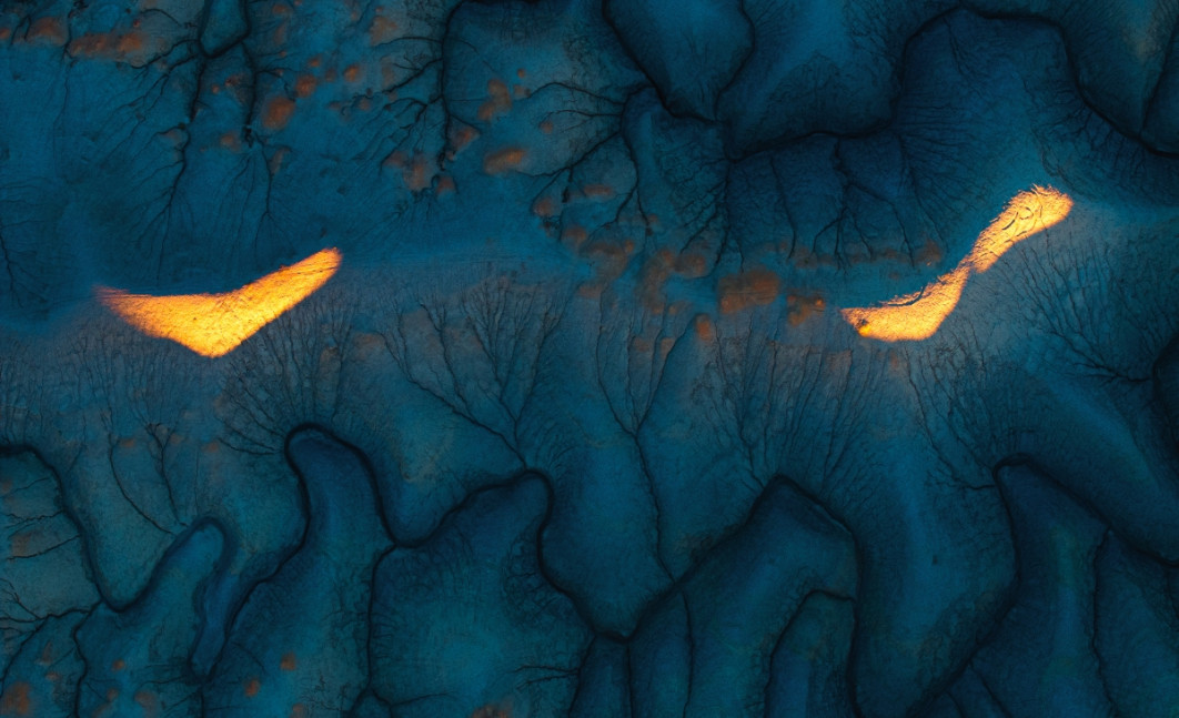 Fot. Marek Biegalski, z serii "Whisper of Light", 2. miejsce w profesjonalnej kategorii Landscape / Fine Art Photography Awards 2026</br></br>Zapierające dech krajobrazy Utah - strzeliste formacje skalne, rozległe pustynie i spokojne kaniony - tworzą wyjątkowe płótno dla artystycznych działań natury. Kluczową rolę odgrywa tu światło, które odmienia te dramatyczne tereny, odsłaniając całe spektrum kontrastów: od miękkich, bladych tonów o świcie po mocne, nasycone barwy o zachodzie słońca. Nie tylko oświetla krajobraz, ale wręcz tchnie w niego życie, budując nastrój i podkreślając faktury w sposób, który porusza.