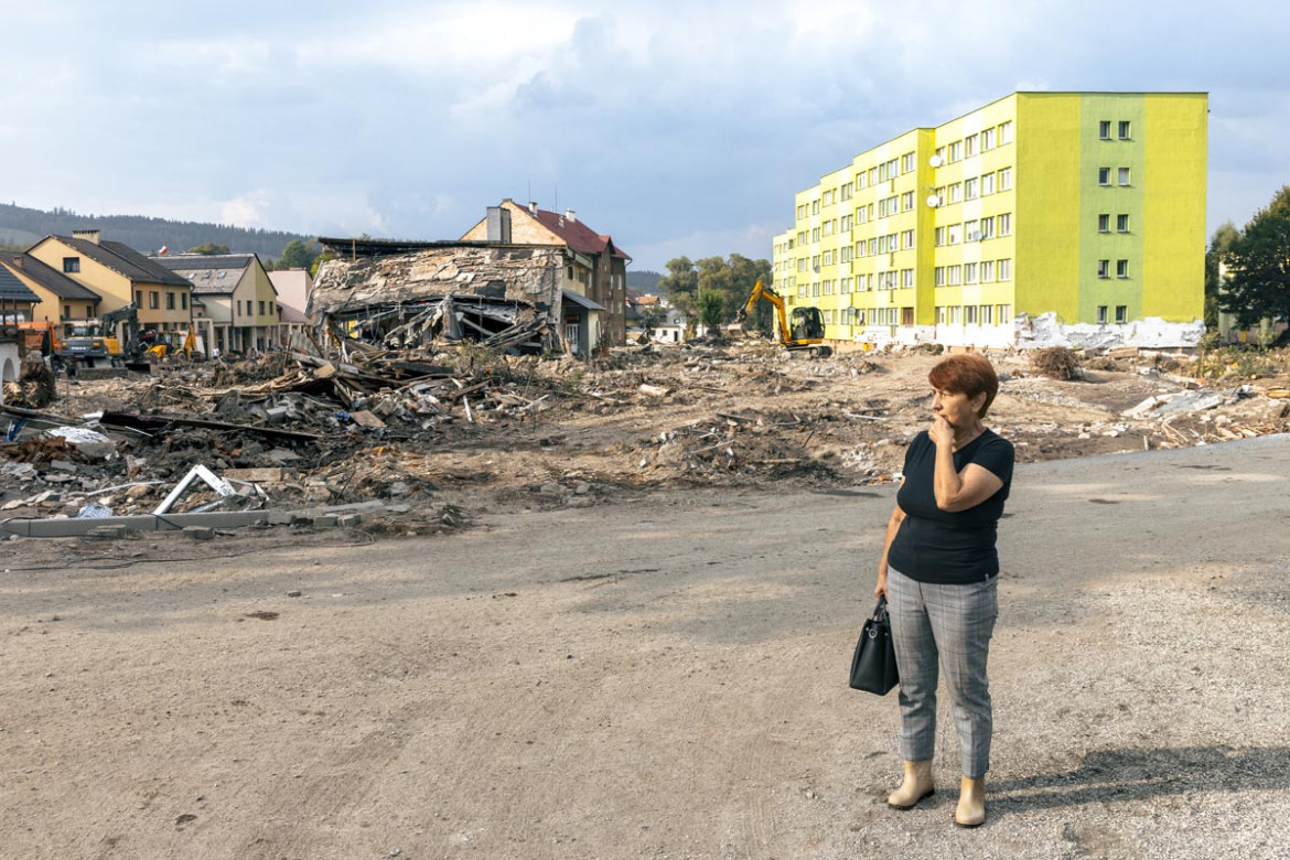 Fot. Filip Naumienko, Fotografie wykonane między 15 a 19 września 2024 roku. Autor skupił się na fotografowaniu mieszkańców miejsc najbardziej dotkniętych przez błyskawiczną powódź, by pokazać dramat tej katastrofy oraz to, jak ludzie walczą z nią i naprawiają jej skutki.<br><br>1 nagroda w kat. Current Events - Stories / Grand Press Photo 2025