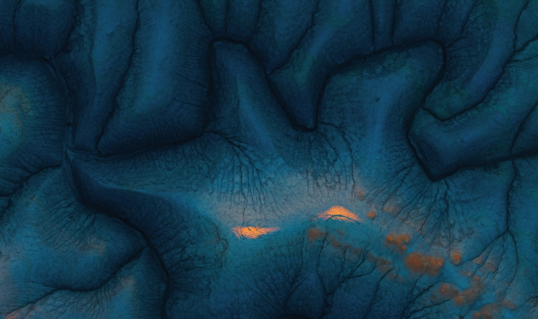 Fot. Marek Biegalski, z serii "Whisper of Light", 2. miejsce w profesjonalnej kategorii Landscape / Fine Art Photography Awards 2026</br></br>Zapierające dech krajobrazy Utah - strzeliste formacje skalne, rozległe pustynie i spokojne kaniony - tworzą wyjątkowe płótno dla artystycznych działań natury. Kluczową rolę odgrywa tu światło, które odmienia te dramatyczne tereny, odsłaniając całe spektrum kontrastów: od miękkich, bladych tonów o świcie po mocne, nasycone barwy o zachodzie słońca. Nie tylko oświetla krajobraz, ale wręcz tchnie w niego życie, budując nastrój i podkreślając faktury w sposób, który porusza.