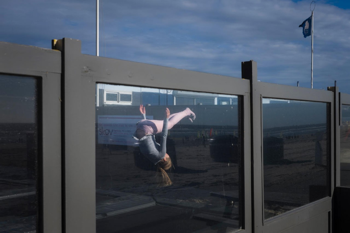fot. Julie Hrudova, z cyklu "Leisure", główna nagroda w kategorii The Street Photographer.

Zdjęcia do projektu powstawały w Moskwie, Tokio i Amsterdamie