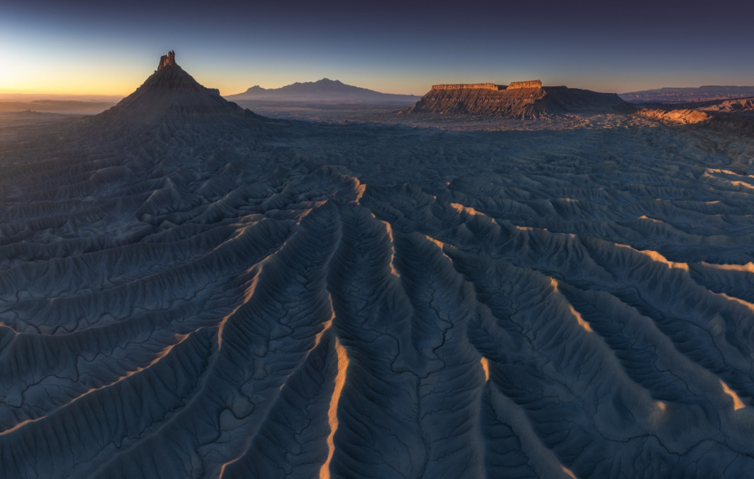 Fot. Marek Biegalski, z serii "Whisper of Light", 2. miejsce w profesjonalnej kategorii Landscape / Fine Art Photography Awards 2026</br></br>Zapierające dech krajobrazy Utah - strzeliste formacje skalne, rozległe pustynie i spokojne kaniony - tworzą wyjątkowe płótno dla artystycznych działań natury. Kluczową rolę odgrywa tu światło, które odmienia te dramatyczne tereny, odsłaniając całe spektrum kontrastów: od miękkich, bladych tonów o świcie po mocne, nasycone barwy o zachodzie słońca. Nie tylko oświetla krajobraz, ale wręcz tchnie w niego życie, budując nastrój i podkreślając faktury w sposób, który porusza.