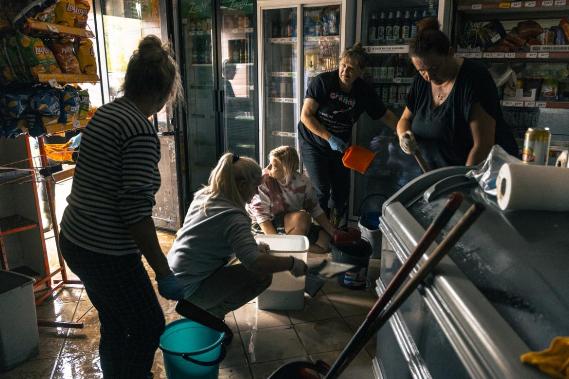 Fot. Filip Naumienko, Fotografie wykonane między 15 a 19 września 2024 roku. Autor skupił się na fotografowaniu mieszkańców miejsc najbardziej dotkniętych przez błyskawiczną powódź, by pokazać dramat tej katastrofy oraz to, jak ludzie walczą z nią i naprawiają jej skutki.<br><br>1 nagroda w kat. Current Events - Stories / Grand Press Photo 2025