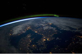 fot. nasa.gov | nocna panorama, Skandynawia