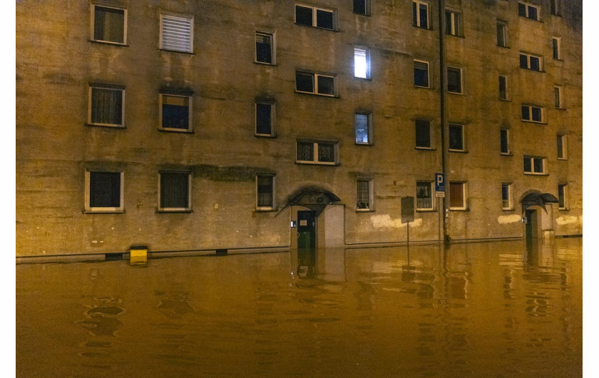 Fot. Filip Naumienko, Fotografie wykonane między 15 a 19 września 2024 roku. Autor skupił się na fotografowaniu mieszkańców miejsc najbardziej dotkniętych przez błyskawiczną powódź, by pokazać dramat tej katastrofy oraz to, jak ludzie walczą z nią i naprawiają jej skutki.1 nagroda w kat. Current Events - Stories / Grand Press Photo 2025