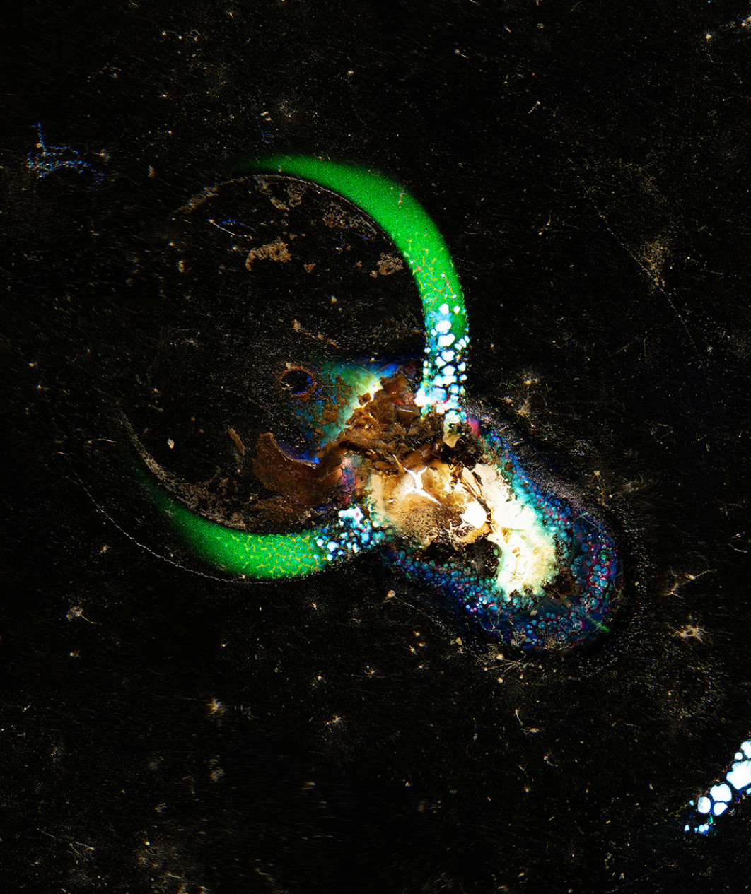 Fot. Paweł Wawrzyniak, z serii "reverse Astronomy", 3. miejsce w profesjonalnej kategorii Experimental / Fine Art Photography Awards 2026<br></br>W moim projekcie staram się zgłębić ideę konstruowania alternatywnego kosmosu za pomocą analogowych procesów fotograficznych. Inspirując się zdjęciami głębokiego nieba wykonywanymi przy użyciu zaawansowanych teleskopów astronomicznych, próbuję zasymulować para-naukowy akt obserwacji, kierując obiektyw aparatu bezpośrednio w stronę słońca.<br></br>
Ten gest umieszcza sam proces tworzenia obrazu na granicy między kreacją a destrukcją. Powstałe, uszkodzone przez światło kadry przypominają kosmiczne pejzaże, choć rodzą się z działania, które jednocześnie zagraża samemu medium.