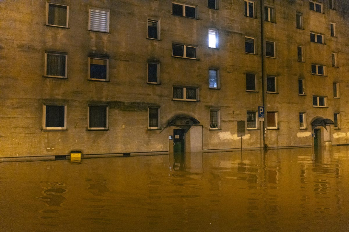 Fot. Filip Naumienko, Fotografie wykonane między 15 a 19 września 2024 roku. Autor skupił się na fotografowaniu mieszkańców miejsc najbardziej dotkniętych przez błyskawiczną powódź, by pokazać dramat tej katastrofy oraz to, jak ludzie walczą z nią i naprawiają jej skutki.<br><br>1 nagroda w kat. Current Events - Stories / Grand Press Photo 2025