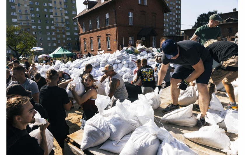 Fot. Filip Naumienko, Fotografie wykonane między 15 a 19 września 2024 roku. Autor skupił się na fotografowaniu mieszkańców miejsc najbardziej dotkniętych przez błyskawiczną powódź, by pokazać dramat tej katastrofy oraz to, jak ludzie walczą z nią i naprawiają jej skutki.1 nagroda w kat. Current Events - Stories / Grand Press Photo 2025
