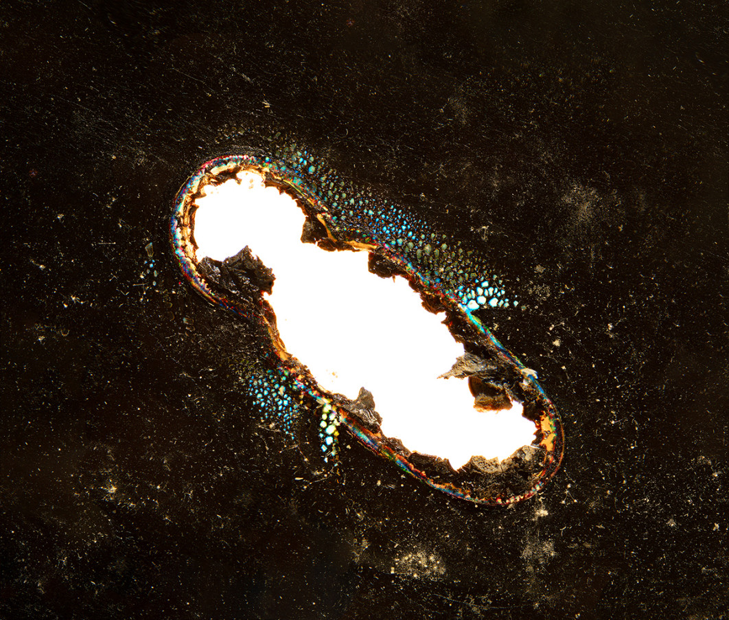 Fot. Paweł Wawrzyniak, z serii "reverse Astronomy", 3. miejsce w profesjonalnej kategorii Experimental / Fine Art Photography Awards 2026<br></br>W moim projekcie staram się zgłębić ideę konstruowania alternatywnego kosmosu za pomocą analogowych procesów fotograficznych. Inspirując się zdjęciami głębokiego nieba wykonywanymi przy użyciu zaawansowanych teleskopów astronomicznych, próbuję zasymulować para-naukowy akt obserwacji, kierując obiektyw aparatu bezpośrednio w stronę słońca.<br></br>
Ten gest umieszcza sam proces tworzenia obrazu na granicy między kreacją a destrukcją. Powstałe, uszkodzone przez światło kadry przypominają kosmiczne pejzaże, choć rodzą się z działania, które jednocześnie zagraża samemu medium.