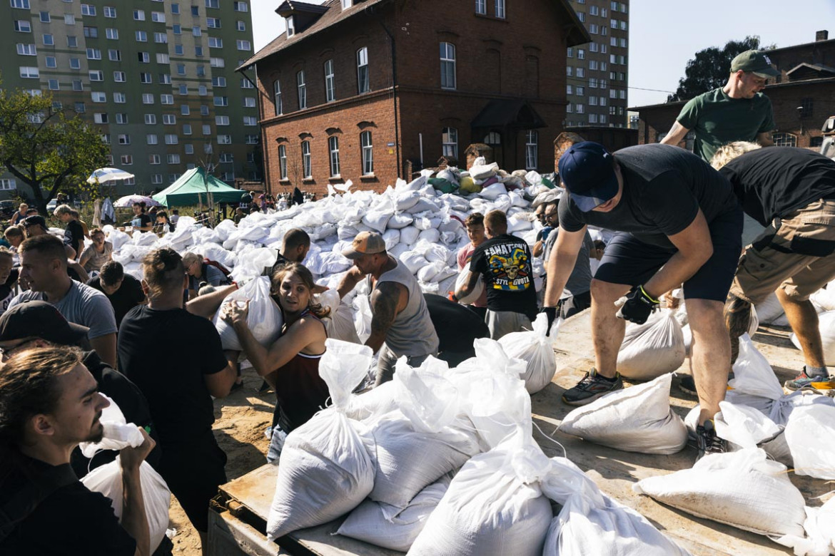 Fot. Filip Naumienko, Fotografie wykonane między 15 a 19 września 2024 roku. Autor skupił się na fotografowaniu mieszkańców miejsc najbardziej dotkniętych przez błyskawiczną powódź, by pokazać dramat tej katastrofy oraz to, jak ludzie walczą z nią i naprawiają jej skutki.<br><br>1 nagroda w kat. Current Events - Stories / Grand Press Photo 2025