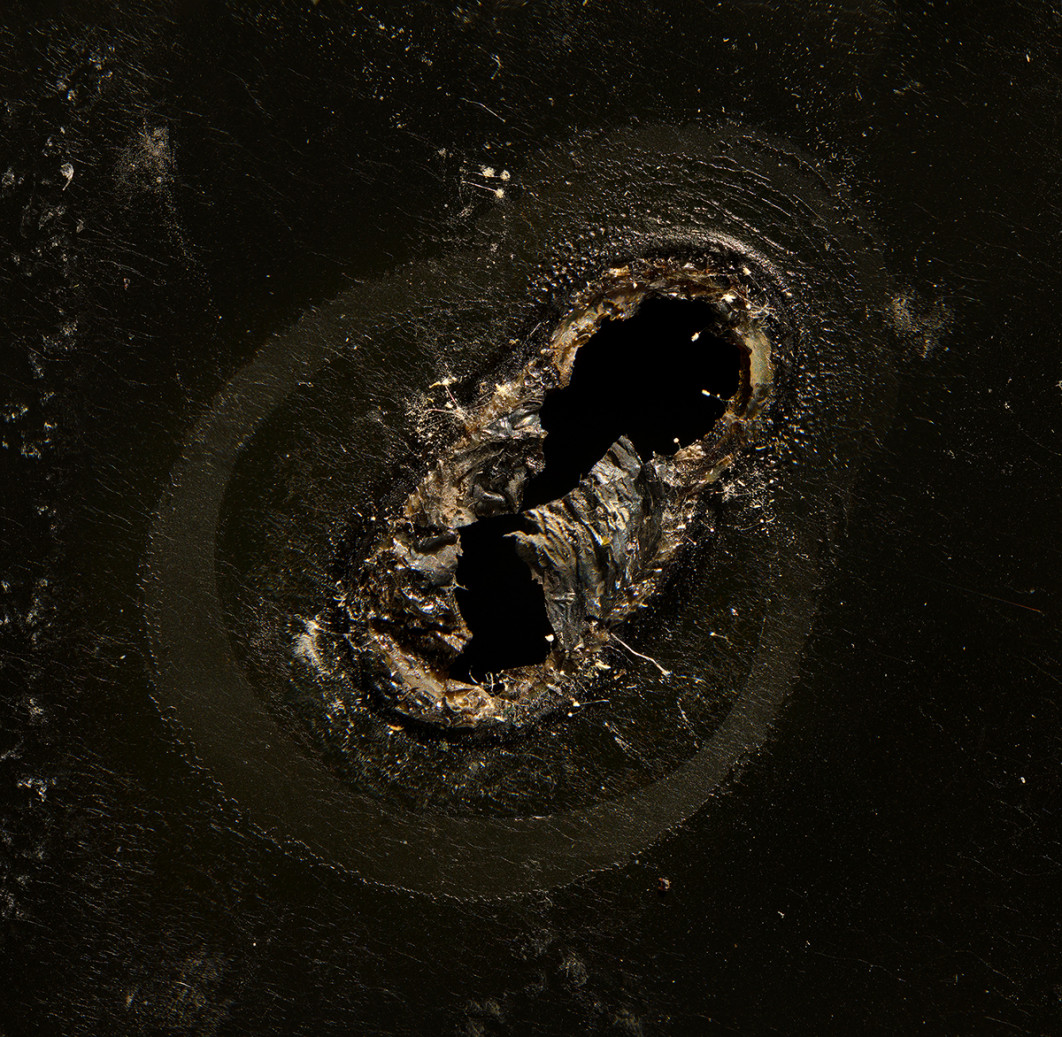 Fot. Paweł Wawrzyniak, z serii "reverse Astronomy", 3. miejsce w profesjonalnej kategorii Experimental / Fine Art Photography Awards 2026<br></br>W moim projekcie staram się zgłębić ideę konstruowania alternatywnego kosmosu za pomocą analogowych procesów fotograficznych. Inspirując się zdjęciami głębokiego nieba wykonywanymi przy użyciu zaawansowanych teleskopów astronomicznych, próbuję zasymulować para-naukowy akt obserwacji, kierując obiektyw aparatu bezpośrednio w stronę słońca.<br></br>
Ten gest umieszcza sam proces tworzenia obrazu na granicy między kreacją a destrukcją. Powstałe, uszkodzone przez światło kadry przypominają kosmiczne pejzaże, choć rodzą się z działania, które jednocześnie zagraża samemu medium.