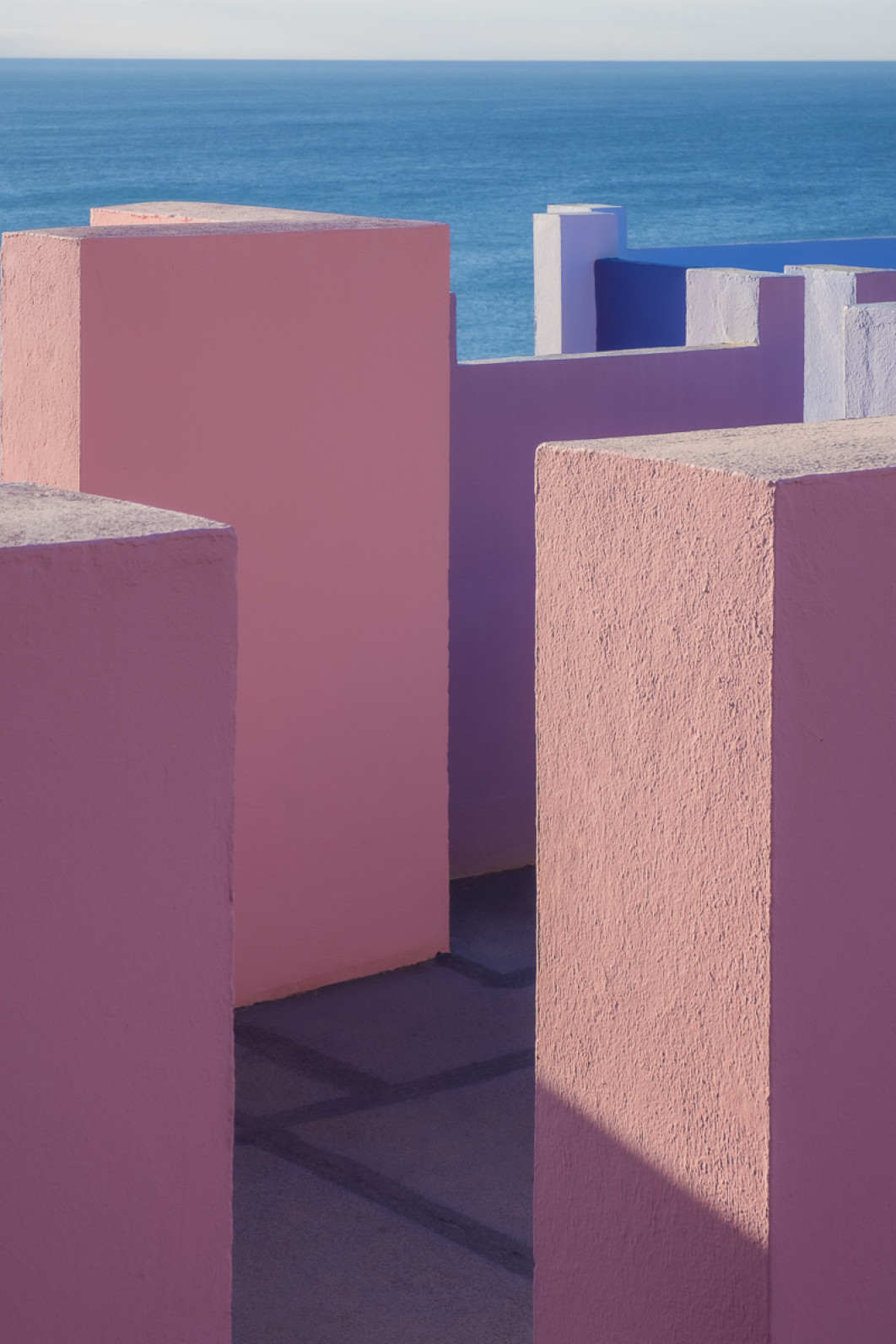 Fot. Agata Budzisz, z serii "Vivid", 2. miejsce w amatorskiej kategorii Architecture / Fine Art Photography Awards 2026<br></br>„Vivid” to abstrakcyjne, pełne koloru wrażenie budynku — takiego, którego nie chciałam pokazywać w dosłowny sposób. Celowo pominęłam większość jego rozpoznawalnych cech, zapraszając Cię zamiast tego do onirycznego świata: intensywnego, tętniącego życiem i radośnie oderwanego od ograniczeń rzeczywistości. To miejsce, w którym główną rolę gra kolor, tworząc przestrzeń pozwalającą na chwilę uciec od bywa surowej codzienności.<br></br>Uważam, że często nie doceniamy psychologicznej siły koloru. Dla mnie kolor jest czymś więcej niż tylko bodźcem wizualnym - oddziałuje bezpośrednio na nasze emocje, myśli, a nawet wpływa na nasze zachowanie w sposób, którego nie zawsze jesteśmy świadomi. To doświadczenie głęboko osobiste, odbierane i odczuwane przez każdego z nas inaczej.