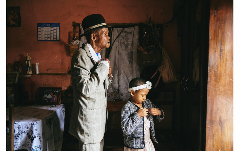 fot. LeeAnn Olwage, GEO, najlepszy reportaż z regionu Afryki / World Press Photo 2024Na Madagaskarze brak świadomości na temat demencji oznacza, że osoby wykazujące jej objawy są często stygmatyzowane. Cierpiący od lat na demencję Paul Rakotozandriny, Dada Paul (91), jest pod opieką swojej córki Fary Rafaraniriany (41). Ich historia ilustruje malgaską zasadę valim-babena - obowiązek pomocy rodzicom. Dzięki godnemu, intymnemu podejściu, projekt ten przedstawia inne spojrzenie na to schorzenie, a jednocześnie kwestionuje stereotyp Afryki, jako kraju skoncentrowanego na konfliktach.