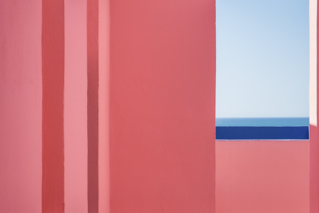 Fot. Agata Budzisz, z serii "Vivid", 2. miejsce w amatorskiej kategorii Architecture / Fine Art Photography Awards 2026<br></br>„Vivid” to abstrakcyjne, pełne koloru wrażenie budynku — takiego, którego nie chciałam pokazywać w dosłowny sposób. Celowo pominęłam większość jego rozpoznawalnych cech, zapraszając Cię zamiast tego do onirycznego świata: intensywnego, tętniącego życiem i radośnie oderwanego od ograniczeń rzeczywistości. To miejsce, w którym główną rolę gra kolor, tworząc przestrzeń pozwalającą na chwilę uciec od bywa surowej codzienności.<br></br>Uważam, że często nie doceniamy psychologicznej siły koloru. Dla mnie kolor jest czymś więcej niż tylko bodźcem wizualnym - oddziałuje bezpośrednio na nasze emocje, myśli, a nawet wpływa na nasze zachowanie w sposób, którego nie zawsze jesteśmy świadomi. To doświadczenie głęboko osobiste, odbierane i odczuwane przez każdego z nas inaczej.