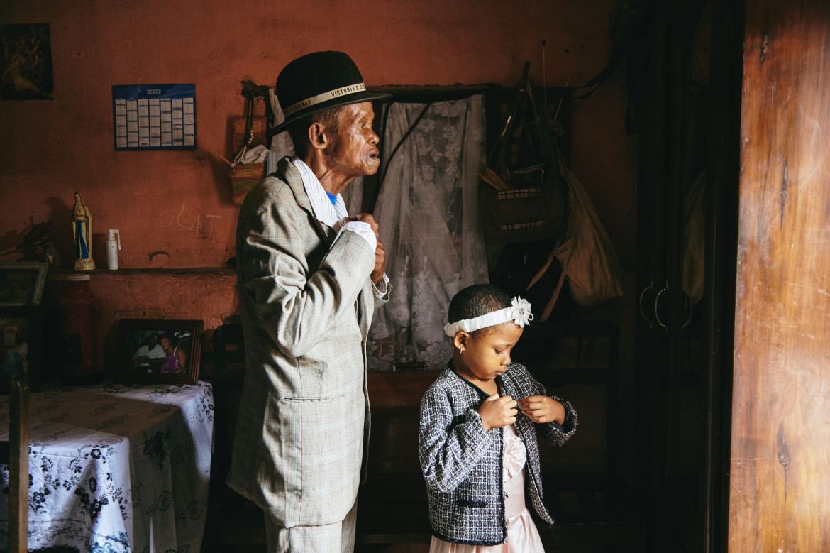 fot. LeeAnn Olwage, GEO, najlepszy reportaż z regionu Afryki / World Press Photo 2024<br></br><br></br>Na Madagaskarze brak świadomości na temat demencji oznacza, że osoby wykazujące jej objawy są często stygmatyzowane. Cierpiący od lat na demencję Paul Rakotozandriny, "Dada Paul" (91), jest pod opieką swojej córki Fary Rafaraniriany (41). Ich historia ilustruje malgaską zasadę valim-babena - obowiązek pomocy rodzicom. Dzięki godnemu, intymnemu podejściu, projekt ten przedstawia inne spojrzenie na to schorzenie, a jednocześnie kwestionuje stereotyp Afryki, jako kraju skoncentrowanego na konfliktach.