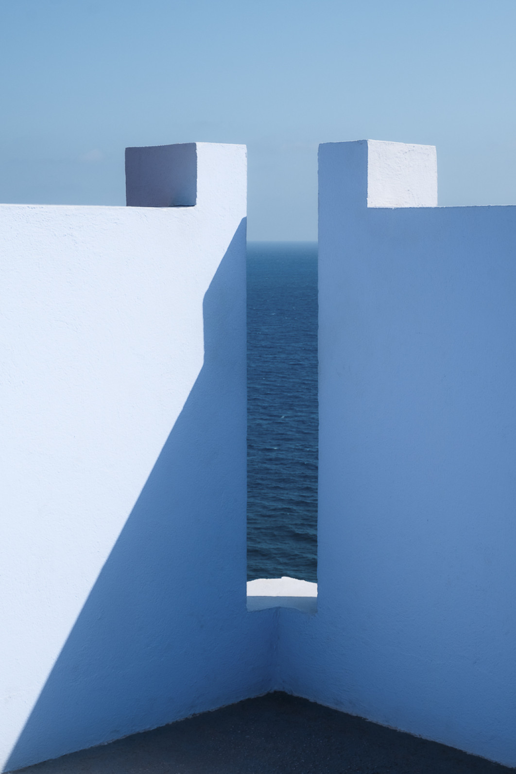 Fot. Agata Budzisz, z serii "Vivid", 2. miejsce w amatorskiej kategorii Architecture / Fine Art Photography Awards 2026<br></br>„Vivid” to abstrakcyjne, pełne koloru wrażenie budynku — takiego, którego nie chciałam pokazywać w dosłowny sposób. Celowo pominęłam większość jego rozpoznawalnych cech, zapraszając Cię zamiast tego do onirycznego świata: intensywnego, tętniącego życiem i radośnie oderwanego od ograniczeń rzeczywistości. To miejsce, w którym główną rolę gra kolor, tworząc przestrzeń pozwalającą na chwilę uciec od bywa surowej codzienności.<br></br>Uważam, że często nie doceniamy psychologicznej siły koloru. Dla mnie kolor jest czymś więcej niż tylko bodźcem wizualnym - oddziałuje bezpośrednio na nasze emocje, myśli, a nawet wpływa na nasze zachowanie w sposób, którego nie zawsze jesteśmy świadomi. To doświadczenie głęboko osobiste, odbierane i odczuwane przez każdego z nas inaczej.