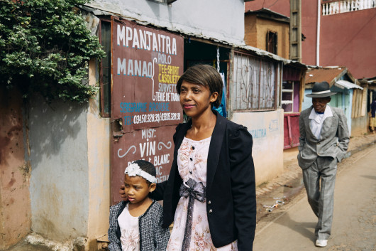fot. LeeAnn Olwage, GEO, najlepszy reportaż z regionu Afryki / World Press Photo 2024Na Madagaskarze brak świadomości na temat demencji oznacza, że osoby wykazujące jej objawy są często stygmatyzowane. Cierpiący od lat na demencję Paul Rakotozandriny, Dada Paul (91), jest pod opieką swojej córki Fary Rafaraniriany (41). Ich historia ilustruje malgaską zasadę valim-babena - obowiązek pomocy rodzicom. Dzięki godnemu, intymnemu podejściu, projekt ten przedstawia inne spojrzenie na to schorzenie, a jednocześnie kwestionuje stereotyp Afryki, jako kraju skoncentrowanego na konfliktach.